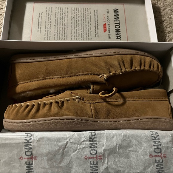 Minnetonka Shoes - Minnetonka Women’s
Sheepskin Hardsole Moc
Golden Tan Size 9